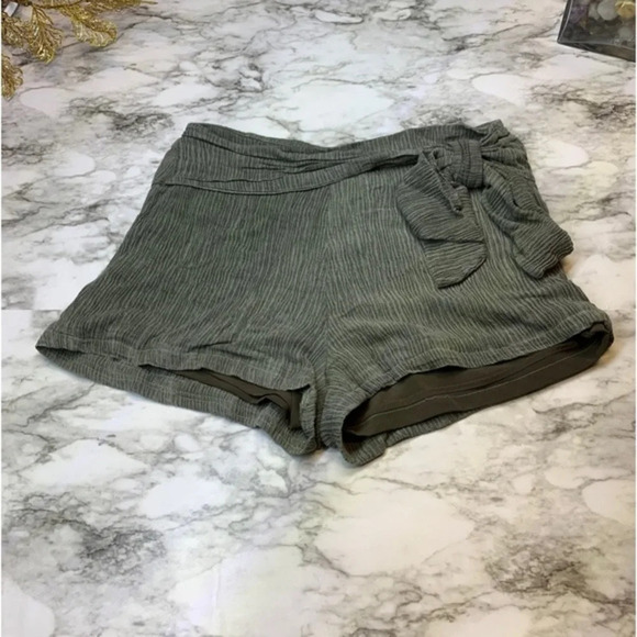 harlowe & graham green front tie flowy shorts - Picture 1 of 11